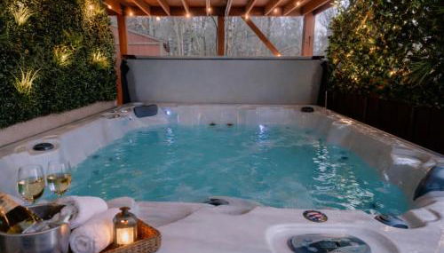 WOW!! Ultimate Pocono Retreat Hot Tub, Game Room, Fire Pit, Near Lakes & Hiking! - Foto 2