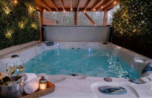 WOW!! Ultimate Pocono Retreat Hot Tub, Game Room, Fire Pit, Near Lakes & Hiking! - Foto 2