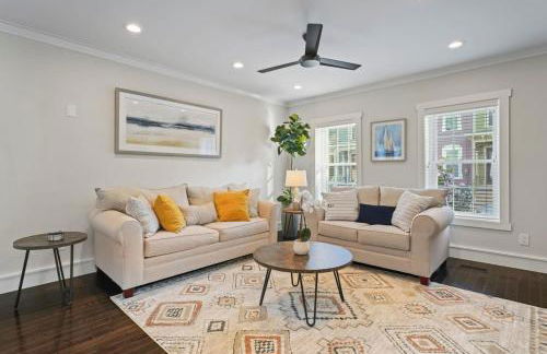 Upscale Azure by Saratoga Stays - Photo 1