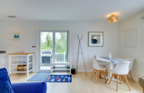 Cozy Narragansett Cottage with Dock and Outdoor Shower - Photo 6