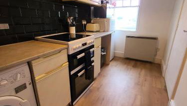 Vale View Apartment, Prestatyn, North Wales - a stylish, dog-friendly holiday let just a 5 min walk to beach & town! - Foto 4, stove, pet friendly