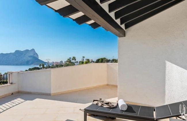 Relax in Luxury at This Stunning Seaside Villa - Photo 7