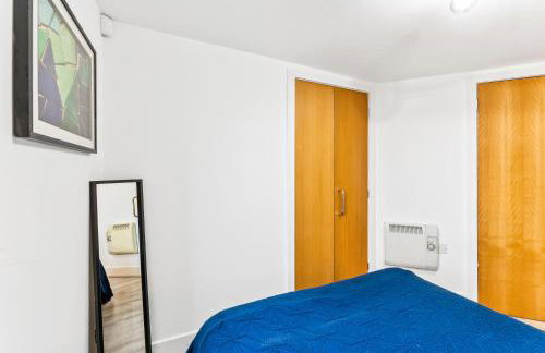 30 percent off! Stylish 2 Bed 2 Bath Abode with Parking - Foto 22