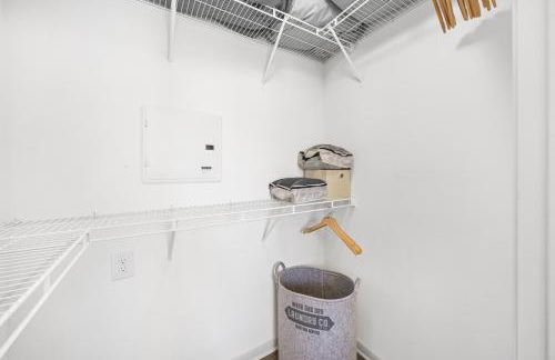 Softly Styled 1 King Sofa Bed Haven Frisco, TX - Foto 7