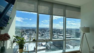 Luxury 1BR w Stunning Floor-to-Ceiling Water Views - Foto 1