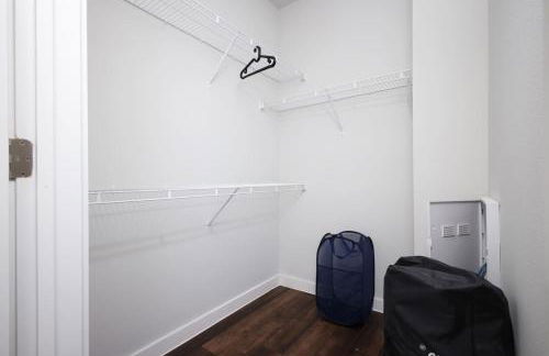 2BR Escape w Parking&Pool, Near Rvrwlk & Conv Ctr - Foto 63