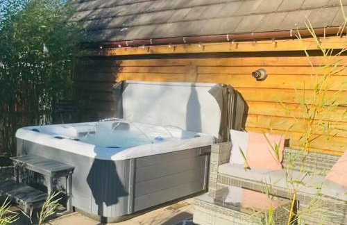 The View, Countryside Retreat with private hot tub, Cheshire - Foto 16