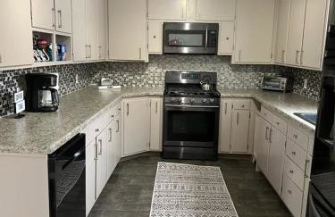 Spacious 4 BR 2BA Home with Bar and Fenced Yard - Foto 14