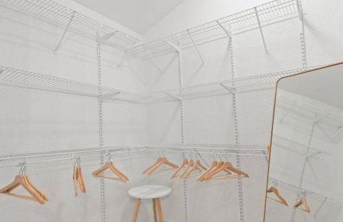 Urban Flamingo Retreat Modern Meets Tropical in this Beautiful, Updated Pet Friendly 3BD Pool Home with Outdoor Living Space - Foto 29