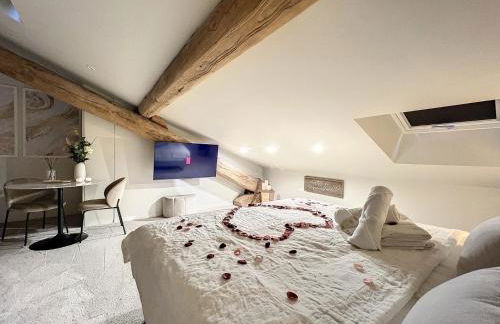 Cocon Blanc câlin avec Jacuzzi privatif - LoveRoom Insolite - Foto 3