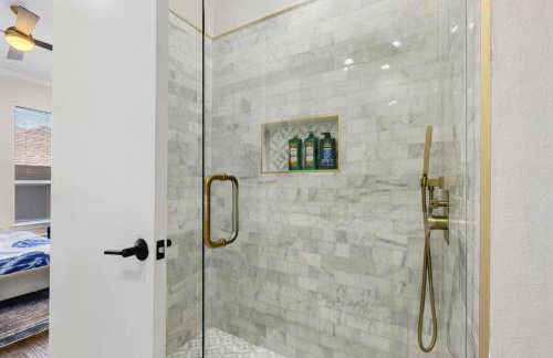 Luxury Oak Lawn Home | Game Room, Parking, Balcony - Foto 20