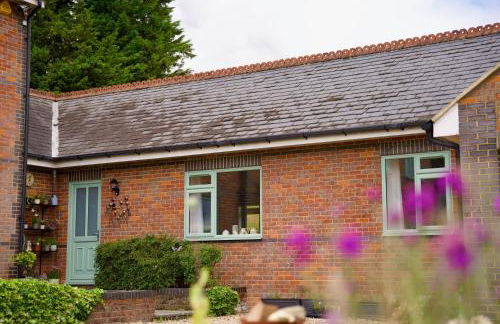 Tring Grange Cottage Sleeps 2 with Onsite Parking - Photo 8
