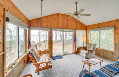 Dock and Fire Pit Lakefront Cottage in Gould City! - Foto 5