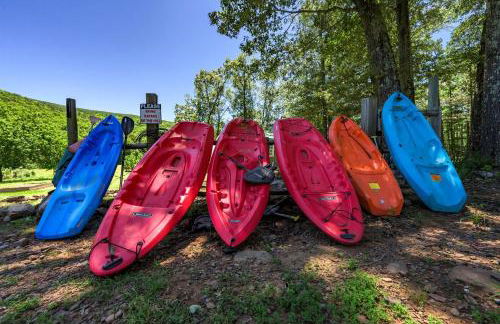 Stunning Riverfront Log Cabin Nestled Amidst Trees in Nashoba, Oklahoma - Foto 22