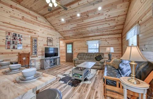 Cozy Cabin Firepit and Grill & 10 Mins to Main St - Foto 12