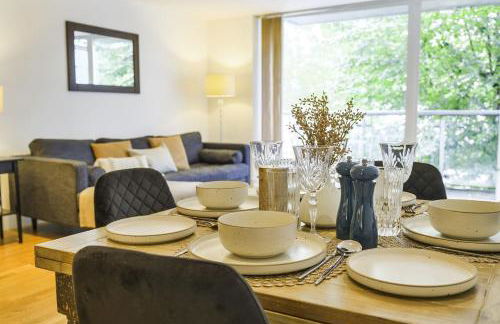 Elegant 2-Bedroom Apartment with Balcony - Foto 27