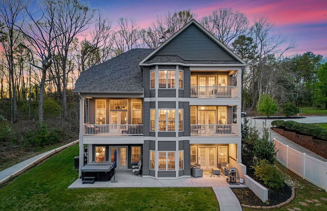 Sleeps 22, Lakefront w/ Private Dock & Pool, 2 Houses Lake Living by Avantstay - Foto 10