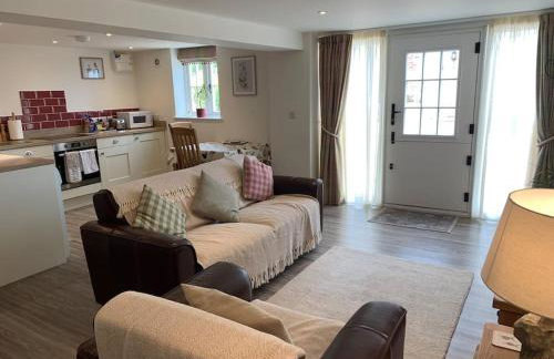 The Granary at Pentregaer Ucha, tennis court & lake. - Foto 12