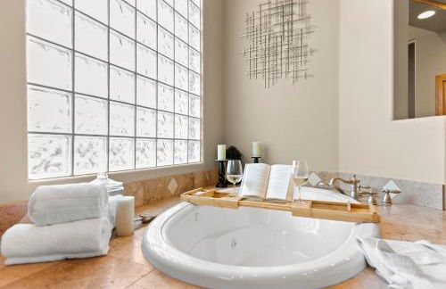 The Debonair Derby by PaseoHomesAZ with Heated Pool - Foto 5