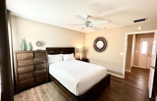 Cozy Oasis in Prime Location with Sunset Lake View, Golf Cart and Bathtub - Foto 34