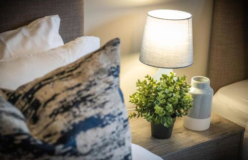 MK 2-Bedroom Contractor's Gem, 5 beds, sleeps 6, free parking - Foto 55