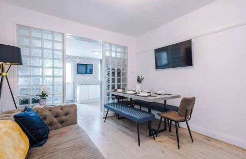 Classic 4 Bedroom House in Wirral with WiFi & Parking Sleeps 9 by PureStay - Foto 10