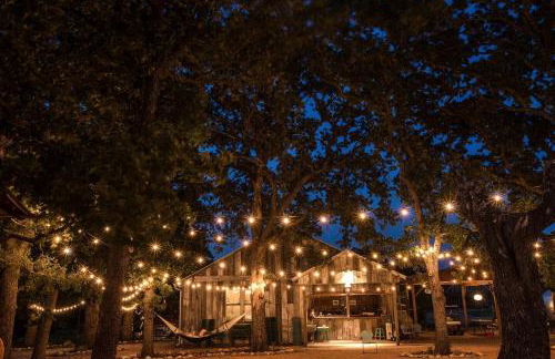 Luxury Airstream Campsite Nestled Beneath Oak Trees Outside of Austin, Texas - Foto 8