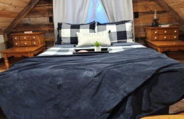 Couples Getaway Cabin with a Loft - Firepit - Creek - Foto 17