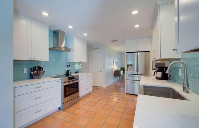 Steps to Beach Heated Pool - Foto 8