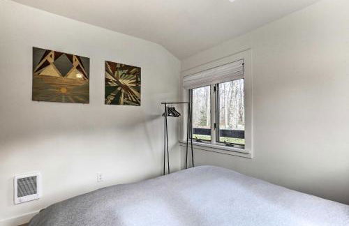 Modern Hideaway with Deck and State Forest Access - Foto 43