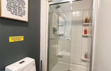 Bright 2-BR Home Near LAX with Shared Yard - SH2-LAD - Foto 15