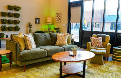 Peridot Suite - NEW 2bdrm 2bath Loft near Mass! - Photo 5