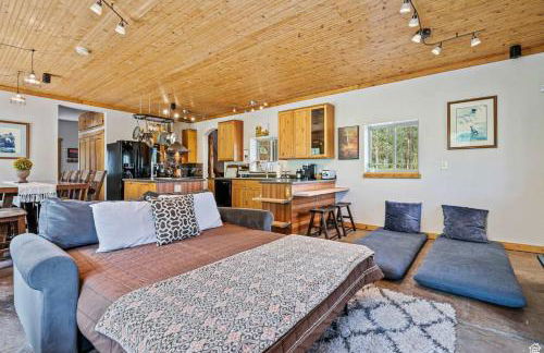 Rustic 5BR Escape with Private Hot Tub 25min to Park City - Foto 10