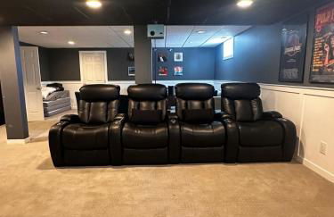 Ankenys Best Hot tub Theatre Room Game Room - Foto 18