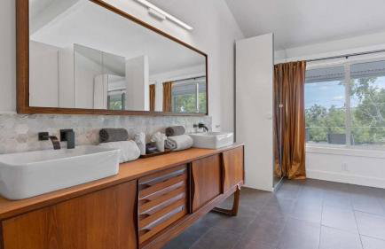 Luxurious Modern Retreat with Private Pool & Patio - Foto 26