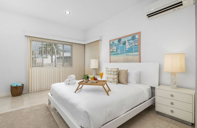 3BR 3BA Pool Downtown Short Walk to Beach - Foto 8