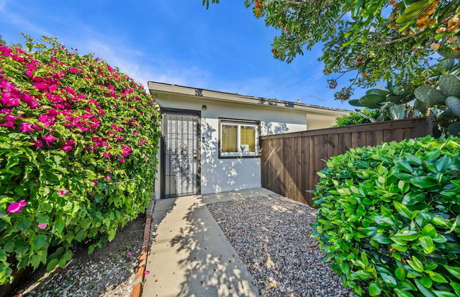 Live Like a Local - Studio With Huge Backyard - Photo 47