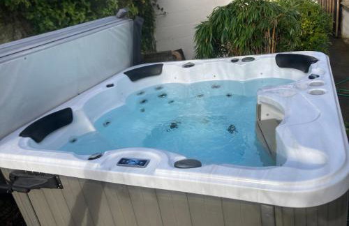 Bryntirion Farmhouse Apartment with Hot Tub - Foto 17