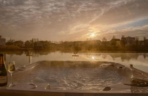 Lakeside Cotswolds Retreat with Private Hot Tub set on Lower Mill Estate - Photo 1