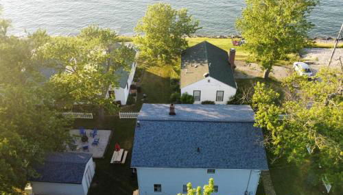 5 Bedroom Lakeside Home Sleeps 12 - Shared Lake Access, Large Yard, Central Air, Fire Pit, Horseshoes & More! - Photo 2