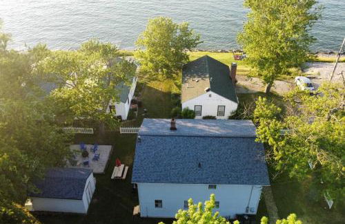 5 Bedroom Lakeside Home Sleeps 12 - Shared Lake Access, Large Yard, Central Air, Fire Pit, Horseshoes & More! - Foto 2