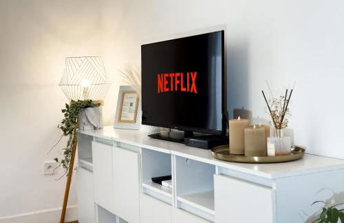 Central Studio - Bright & Modern - Private Terrace - AirCon - Near Train & Beach - Foto 36