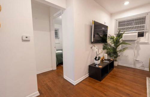 Two Bedroom house in Skokie with full kitchen and parking - Photo 10