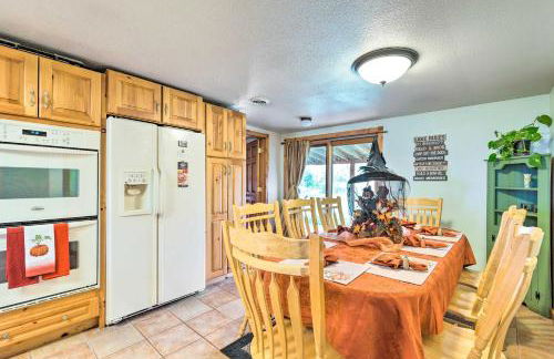 Family Home with Hot Tub - Walk to Johnson Lake! - Foto 8