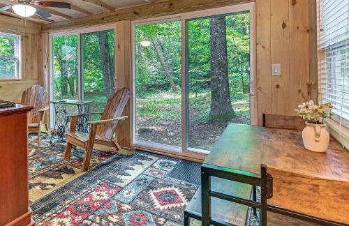 Less Than 8 Mi to Gore Mountain! Family Cottage with Porch - Foto 12