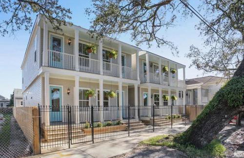 Chic 3BR NOLA Retreat, Streetcar Access, Ideal for Families & Friends - Foto 1