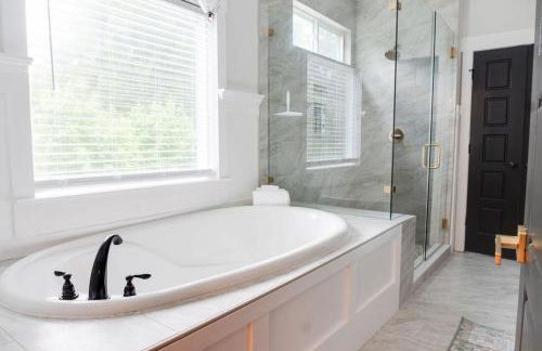 Luxurious Lake Front Estate, Sleeps 20, Game Room and Pet Friendly - Foto 17