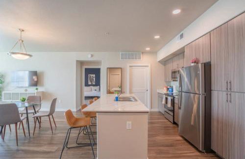 Posh 2BD - Gym, Pool, Parking, W-D - Sleeps 8 - Foto 24