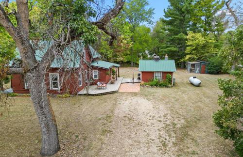 Charming Cabin with Hot Tub & Fire Pit - Foto 57