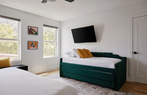 Stylish 3 Bed Retreat, Rooftop, Parking, Sleeps 10, Ensuite Baths, Bunk Room, Gourmet Kitchen, Cozy Living Space, Rooftop Views & Fire Table, Near Downtown, Distilleries & Marathon Village, 24 Hr Hospitality - Foto 22